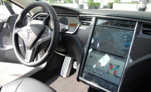 Tesla-Model-S-with-touchscreen-display-17-inch.jpg