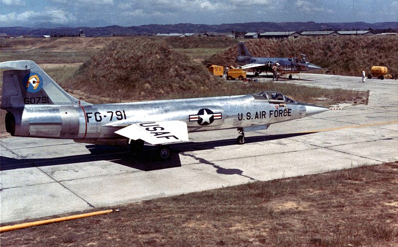 800px-Lockheed_F-104A_of_the_83rd_Fighter_Interceptor_Squadron_at_Taoyuan_Air_Base%2C_Taiwan%2C_on_Sept._15%2C_1958%2C_during_the_Quemoy_Crisis_-_Operation_Jonah_Able.jpg