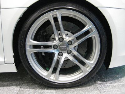 2007_Audi_R8_Wheel[1].jpg