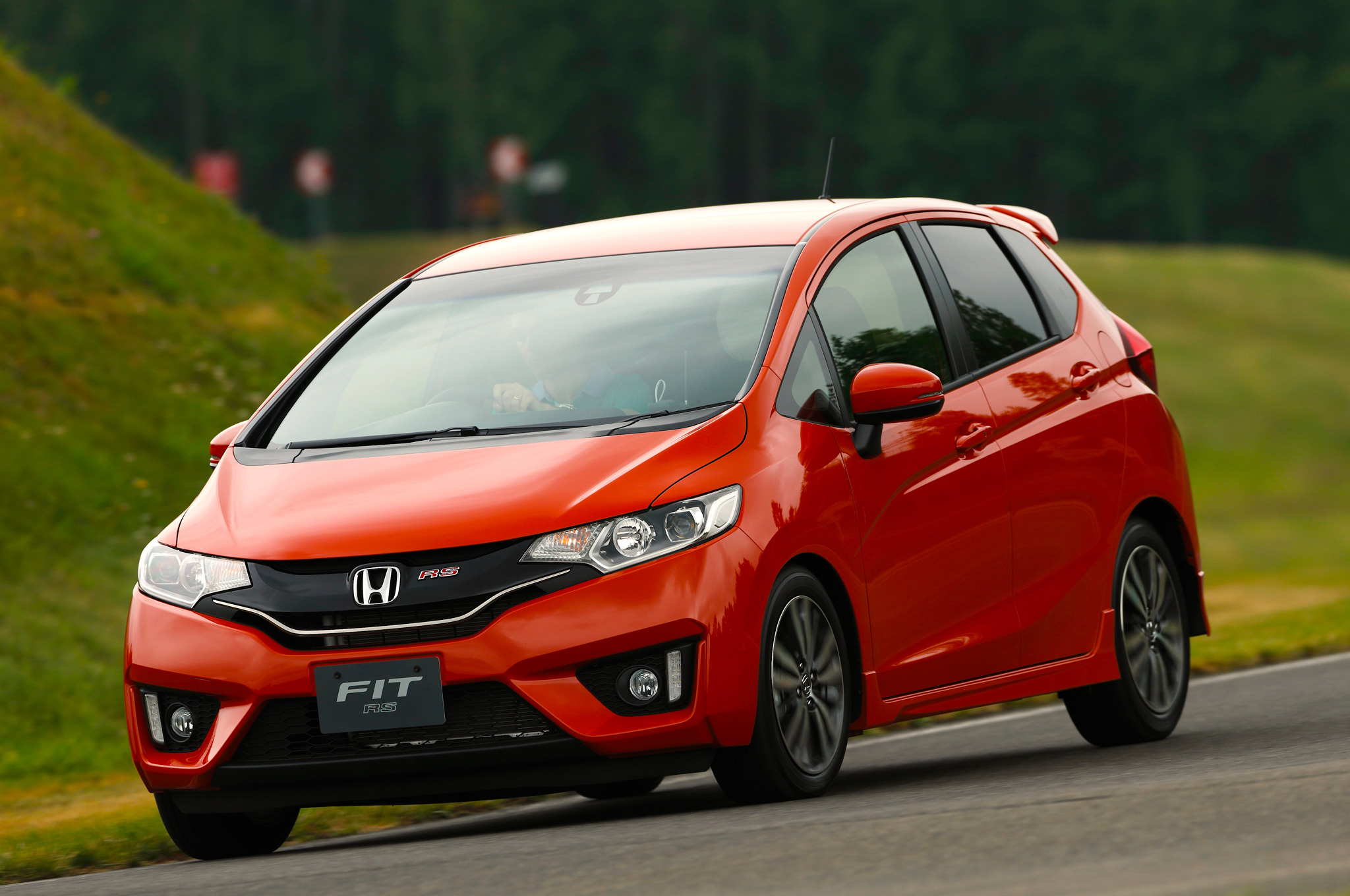 2015-honda-fit-rs-front-end-in-motion.jpg