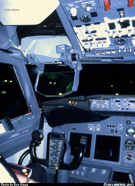 737-700_cockpit_HUD.jpg
